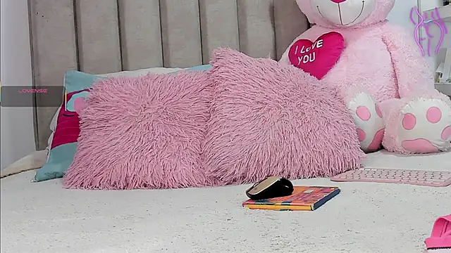 Snapshot of Queen_Antonella_Oficial chatting on October 24, 2025, 6:21 am Queen Antonella Oficial online show from October 24, 2025, 6:21 am