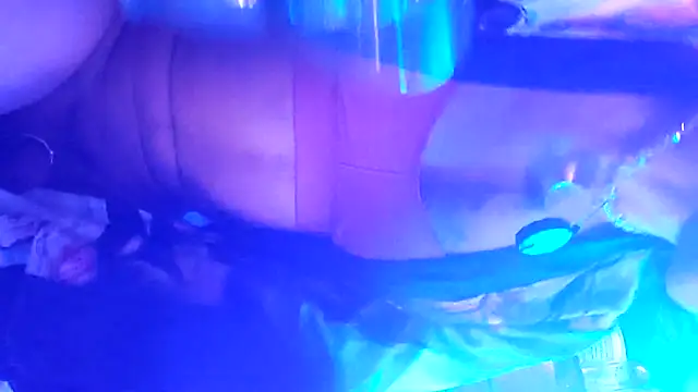 gurlnips online show from October 6, 2025, 11:40 am