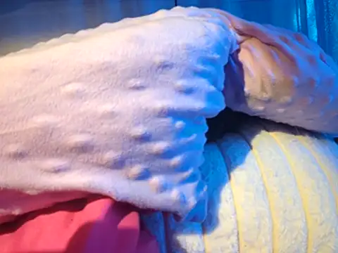 gurlnips online show from October 29, 2025, 8:49 am