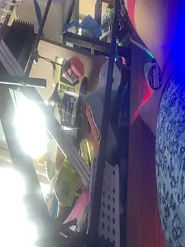 gurlnips online show from November 26, 2025, 6:31 pm