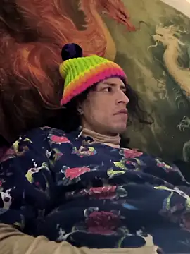 gurlnips online show from February 13, 2026, 8:32 am