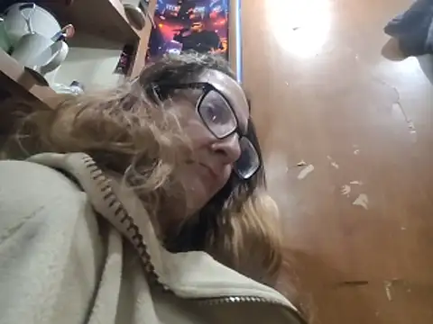 ILUV2TUCHMYKITTY online show from November 17, 2025, 11:38 am