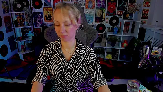 Snapshot of LylithSkye chatting on January 5, 2025, 8:43 am LylithSkye online show from January 5, 2025, 8:43 am