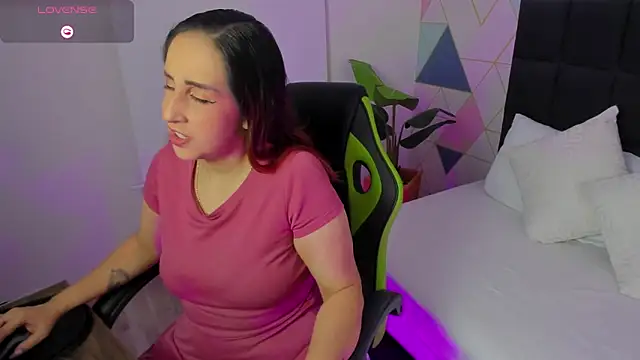 jadde13  online show from October 6, 2025, 7:55 pm