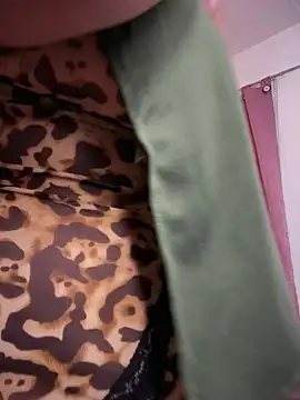  Shara Handal  online show from November 16, 2025, 6:52 am