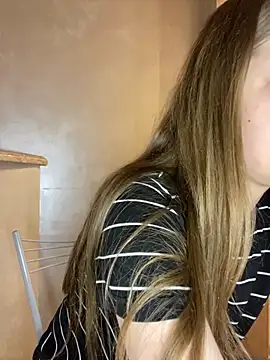 MollyDolle online show from November 28, 2025, 8:00 pm