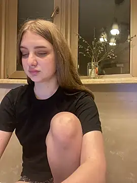 MollyDolle online show from April 5, 2026, 4:04 pm