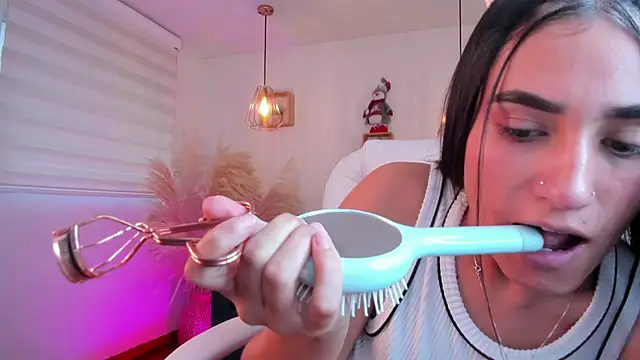 Alheli 16 online show from November 26, 2025, 12:06 pm