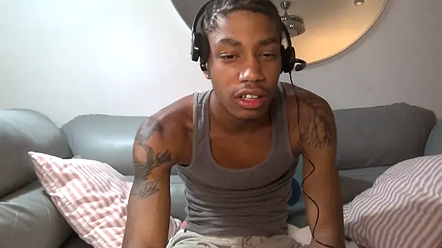 Snapshot of Skinnyblackman chatting on October 5, 2025, 2:32 am Skinnyblackman online show from October 5, 2025, 2:32 am