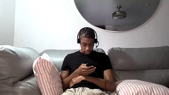 Snapshot of Skinnyblackman chatting on October 7, 2025, 10:07 pm Skinnyblackman online show from October 7, 2025, 10:07 pm