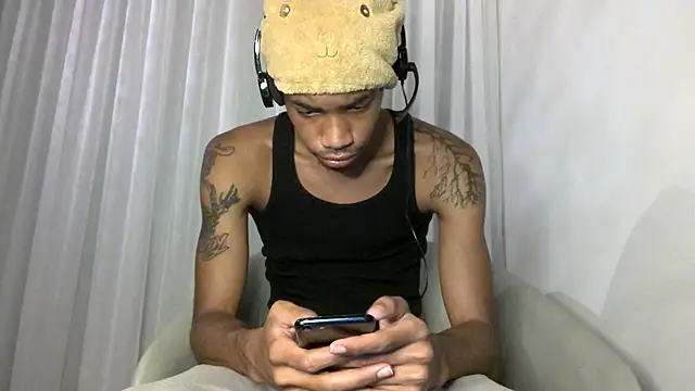 Snapshot of Skinnyblackman chatting on October 29, 2025, 1:30 am Skinnyblackman online show from October 29, 2025, 1:30 am