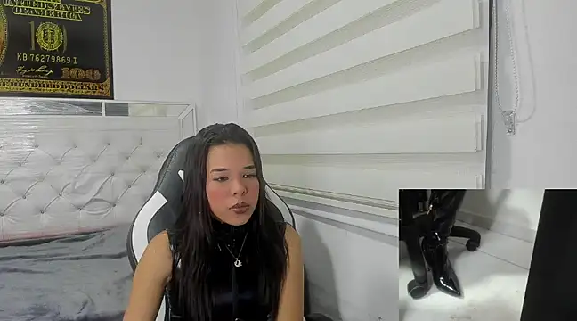 Snapshot of queen_findom chatting on February 24, 2025, 5:11 am queen findom online show from February 24, 2025, 5:11 am