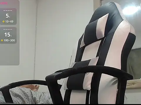 Snapshot of queen_findom chatting on November 5, 2025, 3:17 am queen findom online show from November 5, 2025, 3:17 am