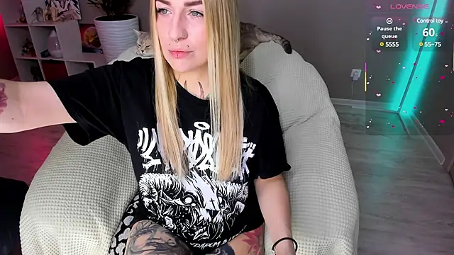 Snapshot of Tanya_Acid chatting on March 3, 2025, 4:25 am Tanya Acid online show from March 3, 2025, 4:25 am