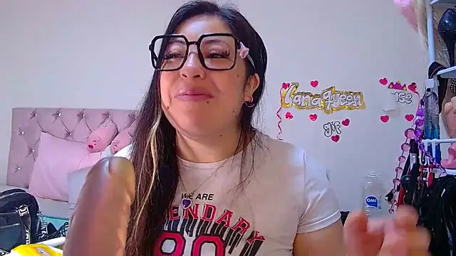lanaqueen699 online show from April 23, 2026, 12:29 pm
