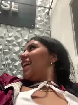 Snapshot of Larabrooks chatting on January 6, 2026, 6:00 pm Larabrooks online show from January 6, 2026, 6:00 pm