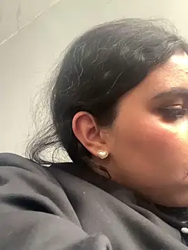 Snapshot of Larabrooks chatting on February 18, 2026, 6:59 pm Larabrooks online show from February 18, 2026, 6:59 pm