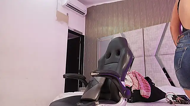 Melany Luv online show from February 8, 2026, 8:23 pm