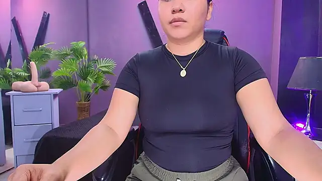 Snapshot of AmorMia chatting on October 6, 2025, 7:33 pm AmorMia online show from October 6, 2025, 7:33 pm