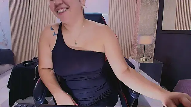 Snapshot of AmorMia chatting on October 18, 2025, 7:58 pm AmorMia online show from October 18, 2025, 7:58 pm