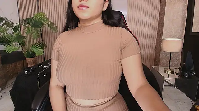 Snapshot of AmorMia chatting on November 18, 2025, 7:40 pm AmorMia online show from November 18, 2025, 7:40 pm