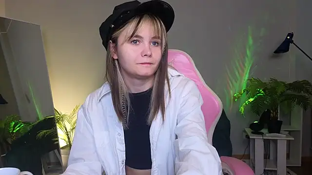 CiriRianonn online show from September 28, 2025, 4:29 am