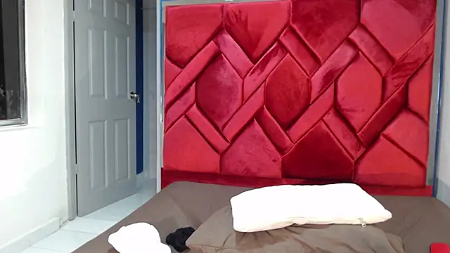 EvaMills1 online show from February 16, 2025, 3:05 pm