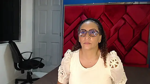 EvaMills1 online show from February 18, 2025, 7:41 pm