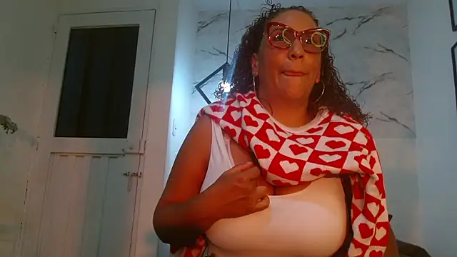 EvaMills1 online show from September 15, 2025, 8:20 pm