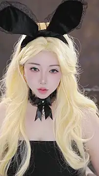 Qiaoqiao  online show from November 18, 2025, 4:33 pm