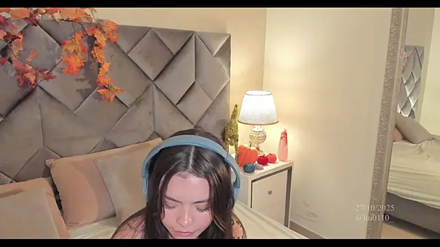 Luisa0110 online show from October 27, 2025, 8:02 pm