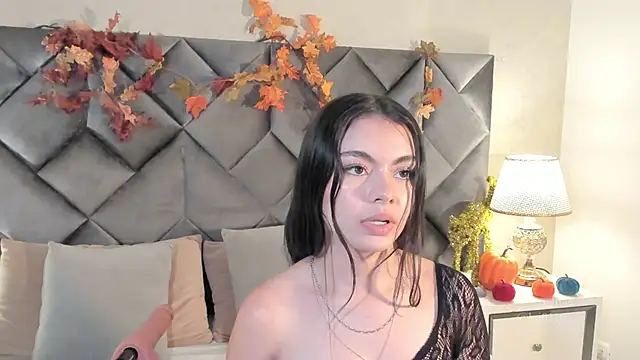 Luisa0110 online show from October 28, 2025, 8:55 pm