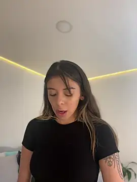 AmmyCollinsW online show from March 4, 2026, 9:21 pm