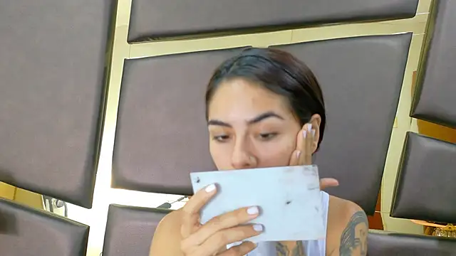 NicoleEsposito online show from October 24, 2025, 1:40 pm