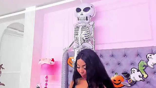 HaileeRoberts online show from November 1, 2025, 12:51 pm