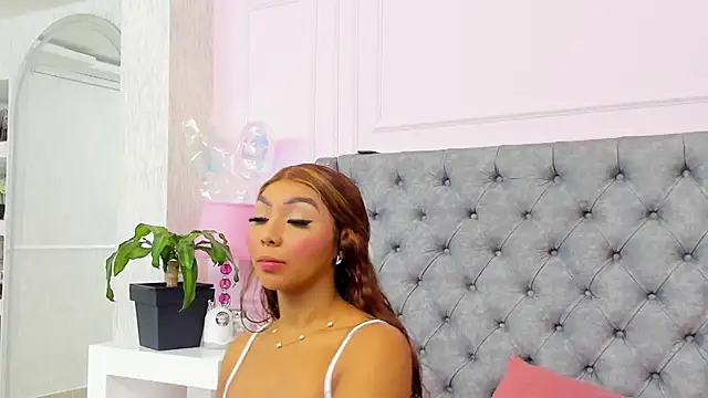 HaileeRoberts online show from July 14, 2026, 12:44 pm