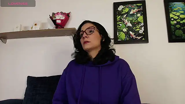 Elliee  online show from March 21, 2026, 4:10 pm