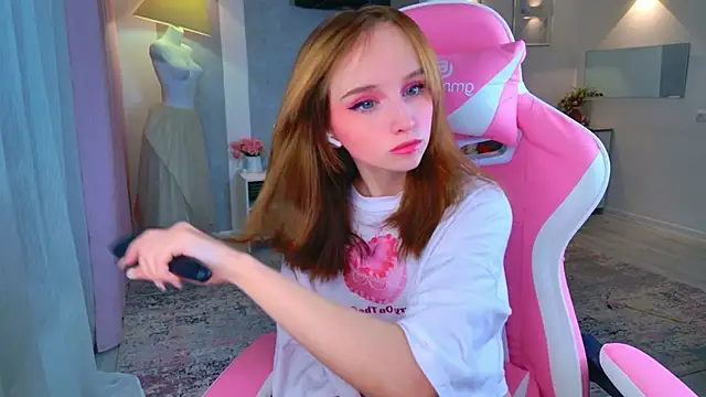 b4by LoL1 online show from December 3, 2025, 11:30 am