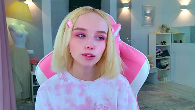 b4by LoL1 online show from February 6, 2026, 6:51 am