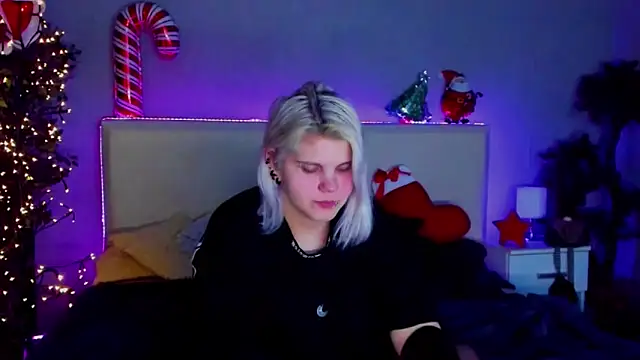 Snapshot of JoannLowe chatting on December 29, 2024, 11:18 pm JoannLowe online show from December 29, 2024, 11:18 pm
