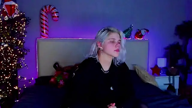Snapshot of JoannLowe chatting on December 31, 2024, 12:00 am JoannLowe online show from December 31, 2024, 12:00 am