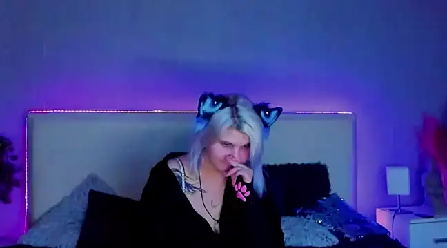 Snapshot of JoannLowe chatting on February 27, 2025, 2:32 am JoannLowe online show from February 27, 2025, 2:32 am