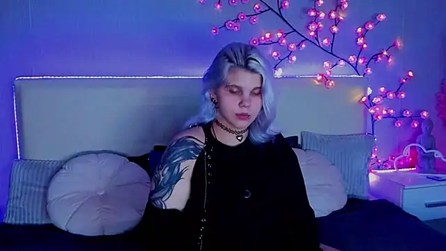 Snapshot of JoannLowe chatting on September 24, 2025, 7:17 pm JoannLowe online show from September 24, 2025, 7:17 pm