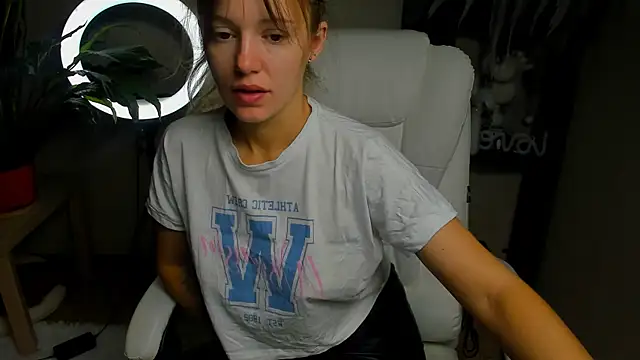 Snapshot of foxy_blond chatting on October 25, 2025, 12:18 am foxy blond online show from October 25, 2025, 12:18 am