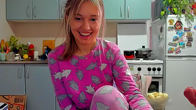 Snapshot of foxy_blond chatting on November 7, 2025, 12:38 pm foxy blond online show from November 7, 2025, 12:38 pm