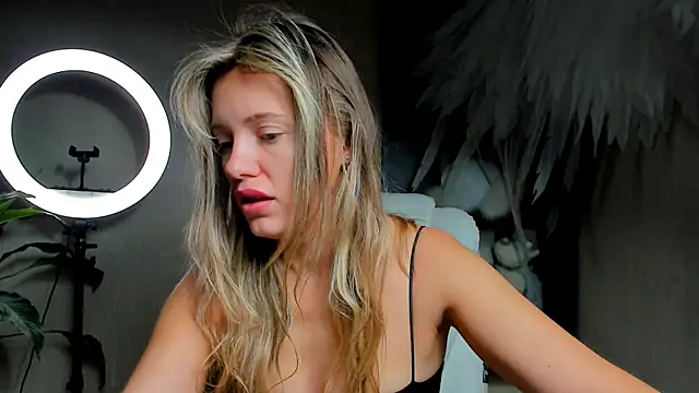 Snapshot of foxy_blond chatting on December 1, 2025, 12:15 am foxy blond online show from December 1, 2025, 12:15 am