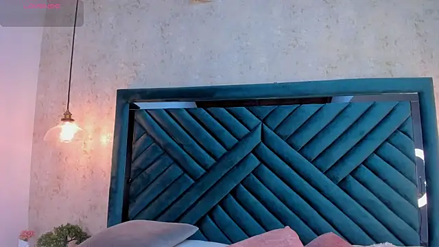 Lucy Vega online show from October 21, 2025, 3:51 am