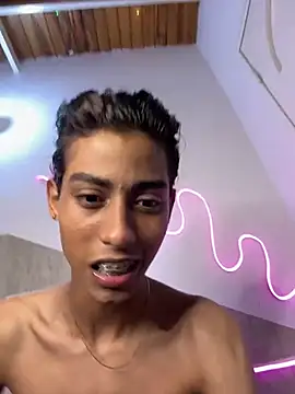 Snapshot of Mauuu18 chatting on February 16, 2025, 3:37 am Mauuu18 online show from February 16, 2025, 3:37 am