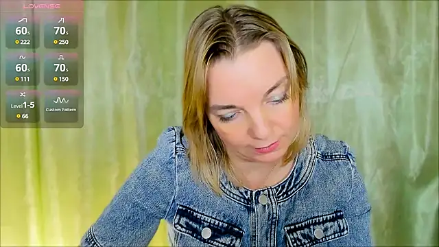 Snapshot of Regina__blue chatting on December 13, 2024, 1:55 pm Regina blue online show from December 13, 2024, 1:55 pm