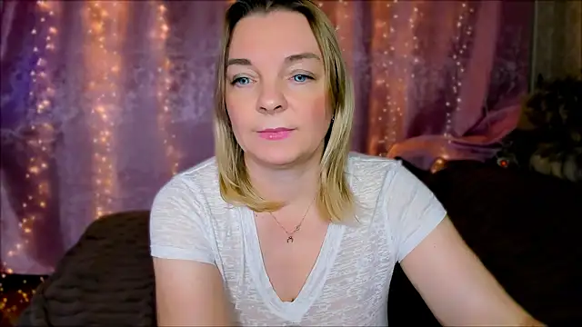 Snapshot of Regina__blue chatting on January 14, 2025, 4:29 pm Regina blue online show from January 14, 2025, 4:29 pm